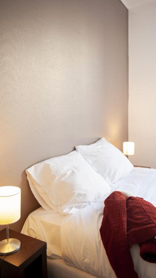 Untalented - Hotel Parijs